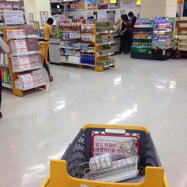 Photo taken at 이마트 (E-Mart) by HyeJoon K. on 5/1/2014-济州市塔洞38易买得超市 Photo taken at 이마트 (E-Mart) by HyeJoon K. on 5/1/2014