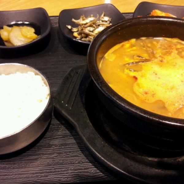 Photo taken at 이마트 (e-mart) by Namyoul K. on 7/7/2012