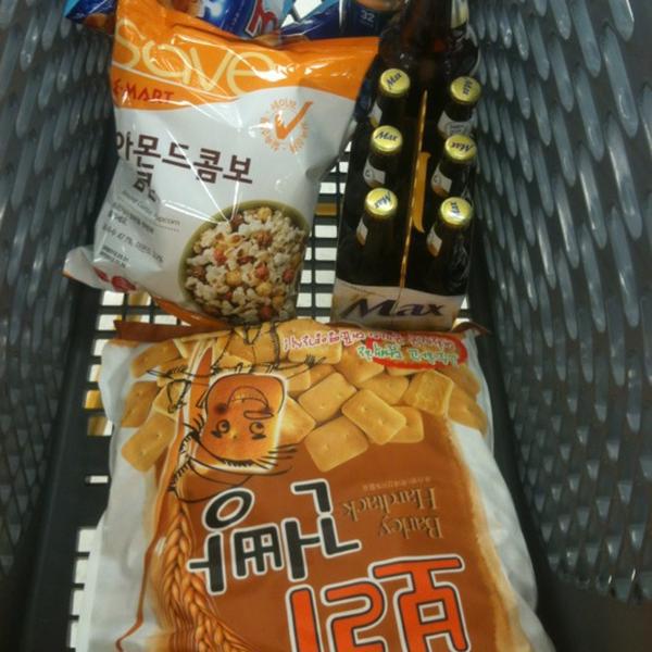 Photo taken at 이마트 (e-mart) by Sangwon C. on 4/11/2012-京畿道高阳市西区798易买得超市 Photo taken at 이마트 (e-mart) by Sangwon C. on 4/11/2012