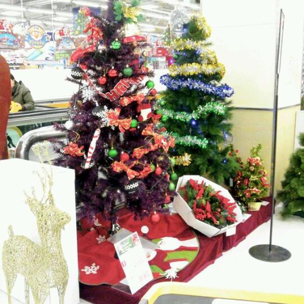 Photo taken at 이마트 (e-mart) by 정윤 모. on 12/16/2011-京畿道高阳市西区798易买得超市 Photo taken at 이마트 (e-mart) by 정윤 모. on 12/16/2011