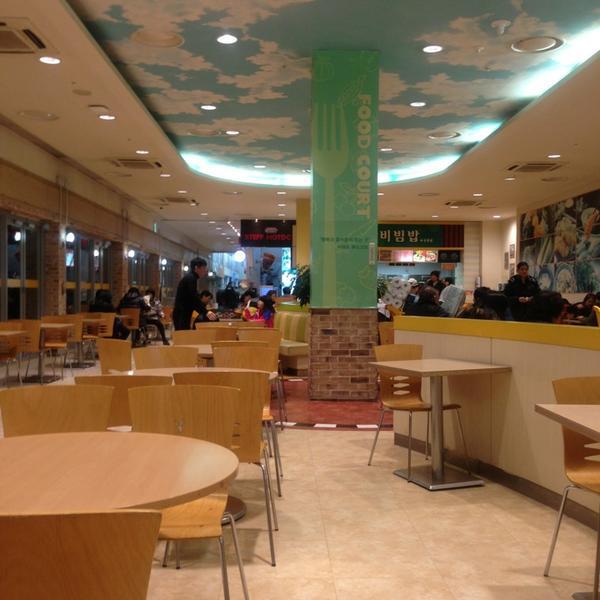 Photo taken at 이마트 (e-mart) by Jounghun W. on 2/17/2013-京畿道高阳市西区798易买得超市 Photo taken at 이마트 (e-mart) by Jounghun W. on 2/17/2013