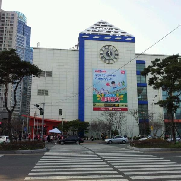 Photo taken at 홈플러스 (Home plus) by 이충욱 on 4/1/2012-釜山市海云台区Centum东路6号(Centum City店) Photo taken at 홈플러스 (Home plus) by 이충욱 on 4/1/2012
