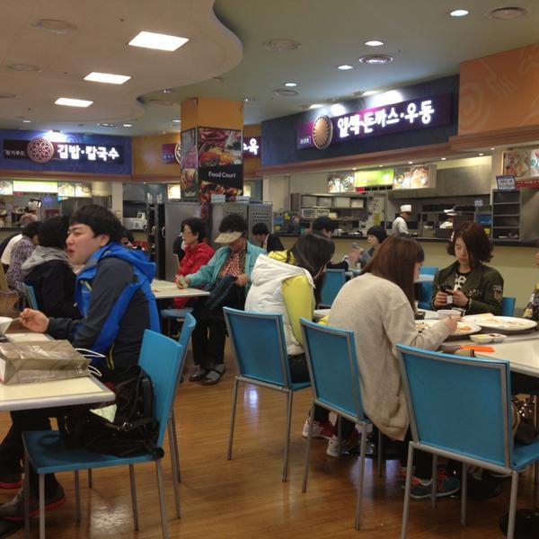 Photo taken at 홈플러스 (Home plus) by Jeong Wook S. on 3/28/2013-釜山市海云台区Centum东路6号(Centum City店) Photo taken at 홈플러스 (Home plus) by Jeong Wook S. on 3/28/2013