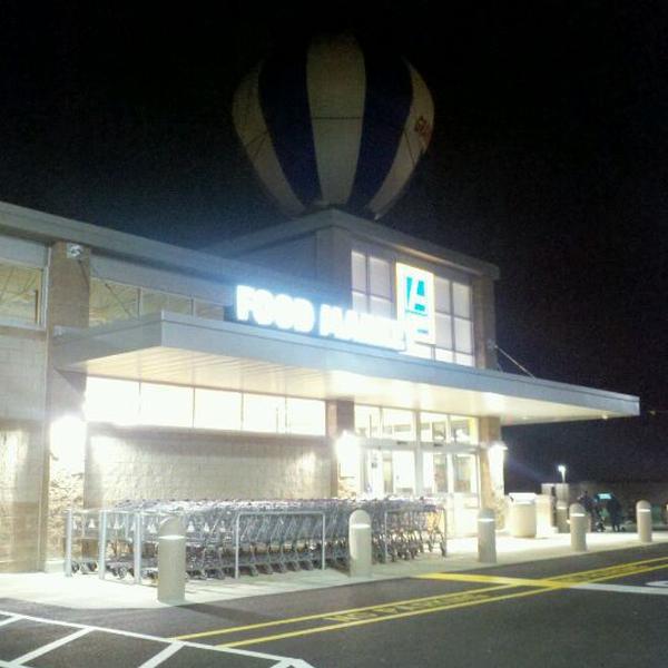 Photo taken at Aldi Food Market by George N. on 11/19/2011-华盛顿特区20002 第17届街东北(马里兰大道东北与本宁堡路东北之间)901号 Photo taken at Aldi Food Market by George N. on 11/19/2011