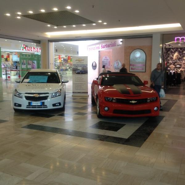 Photo taken at Centro Commerciale Dei Laghi 'Auchan' by oɔɹɐɯ  on 10/12/2012-意大利伦巴第雷斯卡尔迪纳帕尔米罗·陶里亚蒂街52 Photo taken at Centro Commerciale Dei Laghi 'Auchan' by oɔɹɐɯ  on 10/12/2012