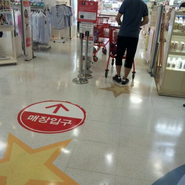 Photo taken at 롯데마트 / LOTTE Mart by JinHo S. on 9/17/2011