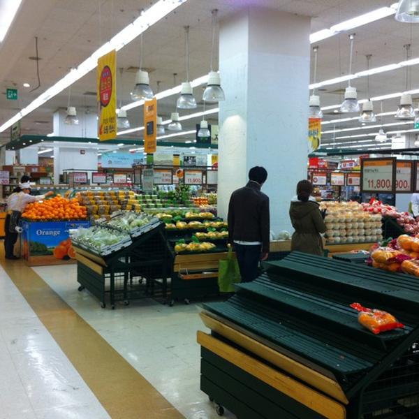 Photo taken at 이마트 (emart) by Yoshitaka K. on 3/11/2012-首尔特别市瑞草区16易买得超市 Photo taken at 이마트 (emart) by Yoshitaka K. on 3/11/2012