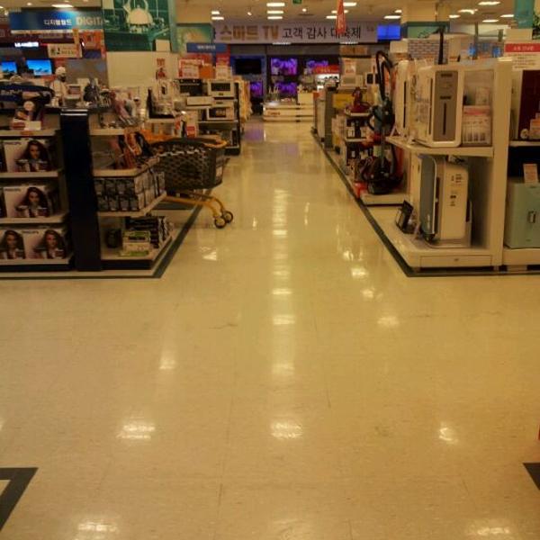 Photo taken at 이마트 (emart) by Jay K. on 1/23/2012-首尔特别市瑞草区16易买得超市 Photo taken at 이마트 (emart) by Jay K. on 1/23/2012