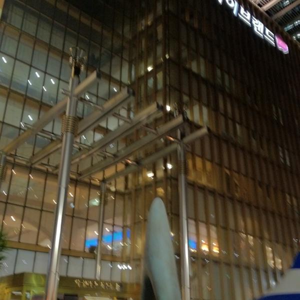 Photo taken at 이마트 (emart) by niagara t. on 10/18/2012-首尔特别市瑞草区16易买得超市 Photo taken at 이마트 (emart) by niagara t. on 10/18/2012