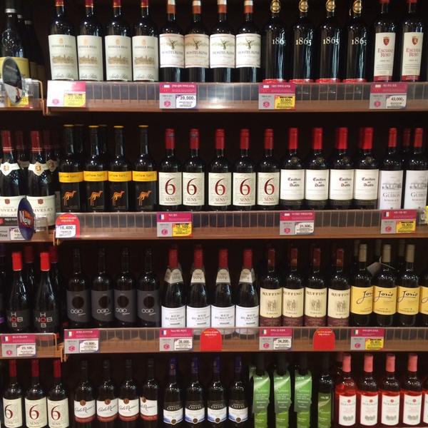 Photo taken at 홈플러스 (Home plus) by Joon K. on 3/10/2014-首尔市江西区禾谷路398号 Photo taken at 홈플러스 (Home plus) by Joon K. on 3/10/2014