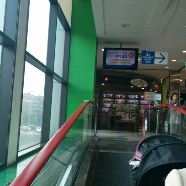 Photo taken at 홈플러스 (Home plus) by Manwoong L. on 2/16/2014