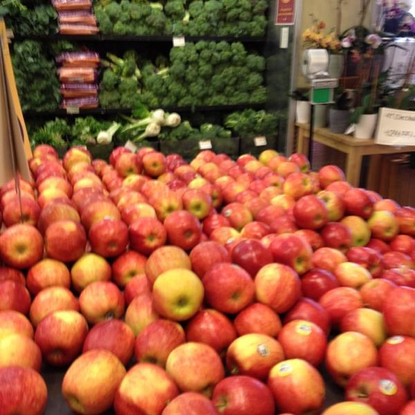 Photo taken at Whole Foods Market by Sonya G. on 10/29/2011-德克萨斯州休斯顿市柯比路2955号 Photo taken at Whole Foods Market by Sonya G. on 10/29/2011