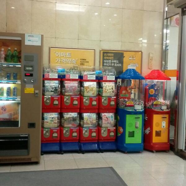 Photo taken at 이마트 (e-mart) by 종민 김. on 9/22/2012-京畿道高阳市义山区1124易买得超市 Photo taken at 이마트 (e-mart) by 종민 김. on 9/22/2012