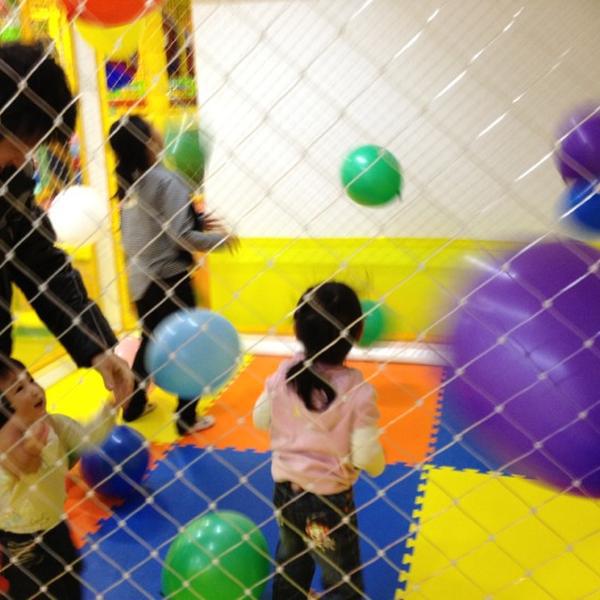 Photo taken at 롯데마트 (Lotte Mart) by Junghoon K. on 3/3/2012