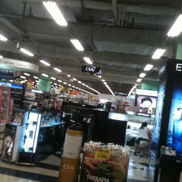 Photo taken at 홈플러스 (Home Plus) by Gabriel V. on 6/11/2012-首尔市麻浦区世界杯路240号世界杯体育场内(世界杯店) Photo taken at 홈플러스 (Home Plus) by Gabriel V. on 6/11/2012