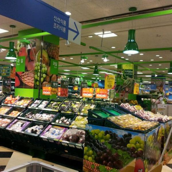 Photo taken at 홈플러스 (Home plus) by Ryu s. on 10/14/2011-大邱市西区达句伐大路1821号(内唐店) Photo taken at 홈플러스 (Home plus) by Ryu s. on 10/14/2011