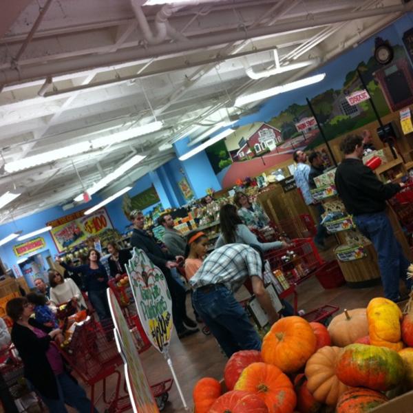 Photo taken at Trader Joe's by Melissa H. on 10/2/2011-美国新泽西州米尔本广场187 Photo taken at Trader Joe's by Melissa H. on 10/2/2011