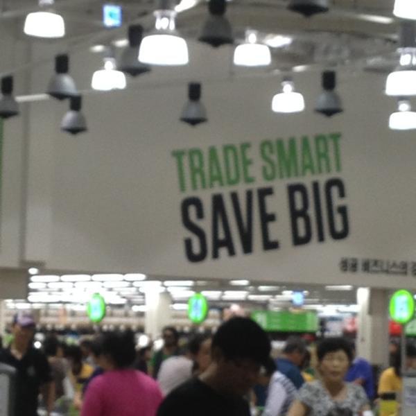 Photo taken at 이마트 트레이더스 (E-mart Traders) by youp H. on 9/2/2012-京畿道龙仁兴区2457易买得超市 Photo taken at 이마트 트레이더스 (E-mart Traders) by youp H. on 9/2/2012