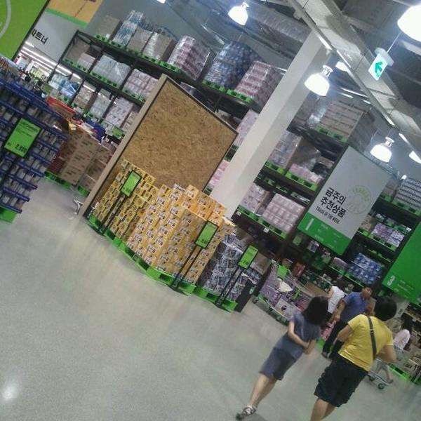 Photo taken at 이마트 트레이더스 (E-mart Traders) by Bomi k. on 9/13/2011-京畿道龙仁兴区2457易买得超市 Photo taken at 이마트 트레이더스 (E-mart Traders) by Bomi k. on 9/13/2011