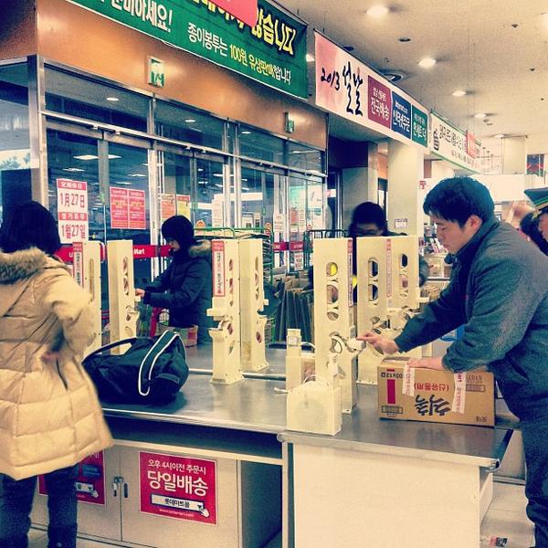 Photo taken at 롯데마트 (LOTTE Mart) by Jenny C. on 1/17/2013
