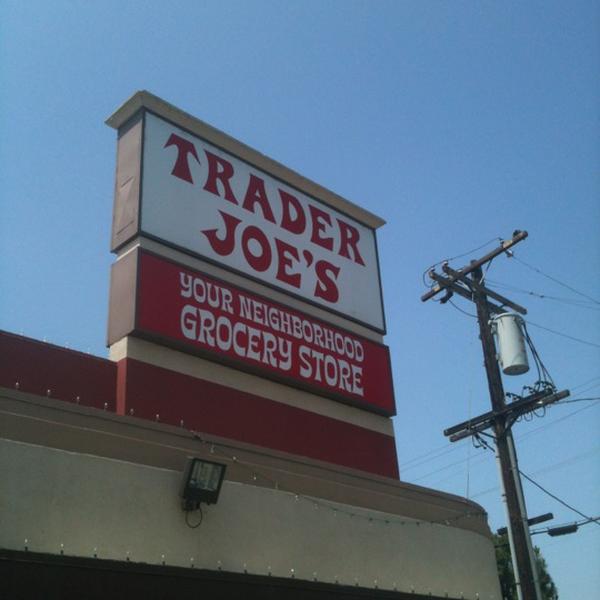 Photo taken at Trader Joe's by Gary A. on 6/2/2012-加尼福尼亚 洛杉矶海波龙大道2738(在密苏里安大略省休闲街) Photo taken at Trader Joe's by Gary A. on 6/2/2012