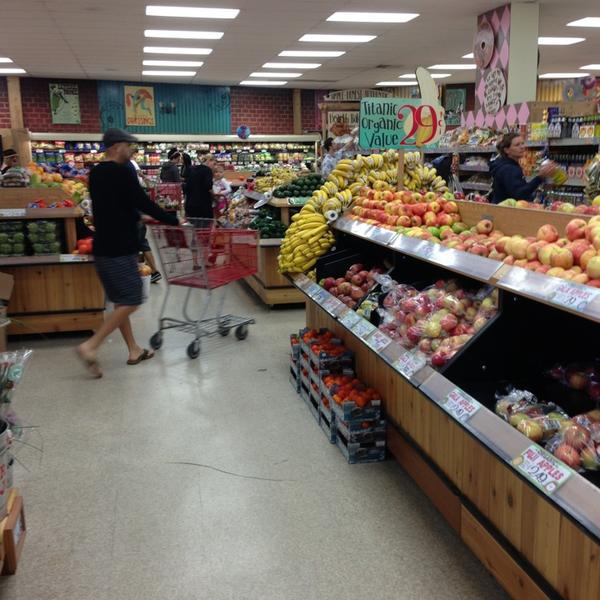 Photo taken at Trader Joe's by blu l. on 3/31/2013-加尼福尼亚 洛杉矶海波龙大道2738(在密苏里安大略省休闲街) Photo taken at Trader Joe's by blu l. on 3/31/2013