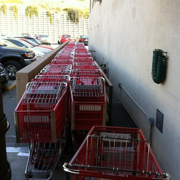 Photo taken at Trader Joe's by Sean R. on 2/19/2012-加尼福尼亚 洛杉矶海波龙大道2738(在密苏里安大略省休闲街) Photo taken at Trader Joe's by Sean R. on 2/19/2012