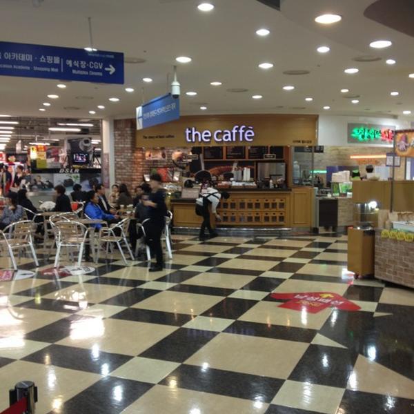 Photo taken at 홈플러스 (Home Plus) by Genie P. on 4/15/2012-首尔市麻浦区世界杯路240号世界杯体育场内(世界杯店) Photo taken at 홈플러스 (Home Plus) by Genie P. on 4/15/2012