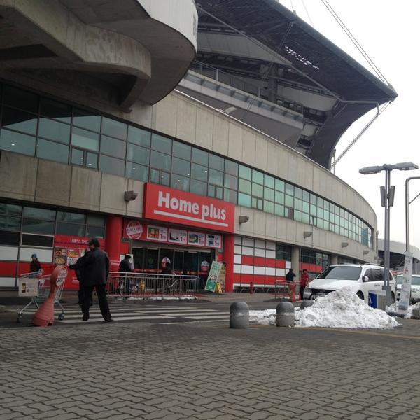 Photo taken at 홈플러스 (Home Plus) by Jaepil S. on 2/5/2013-首尔市麻浦区世界杯路240号世界杯体育场内(世界杯店) Photo taken at 홈플러스 (Home Plus) by Jaepil S. on 2/5/2013