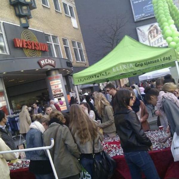 Photo taken at Meny by Ronny O. on 4/14/2012