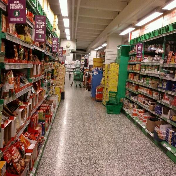 Photo taken at Kiwi by Paul Bernhard S. on 11/5/2011