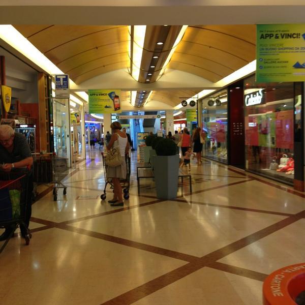 Photo taken at Auchan by -意大利威尼斯唐托萨托街22 Photo taken at Auchan by