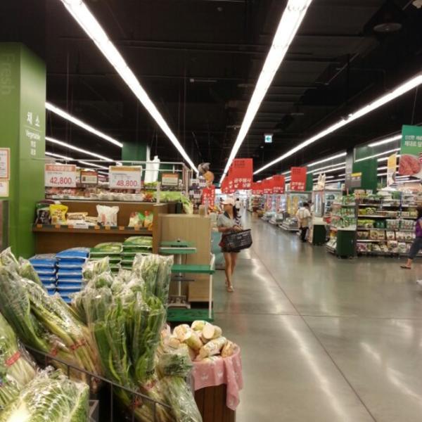 Photo taken at 이마트 (e-mart) by Jason P. on 7/16/2012