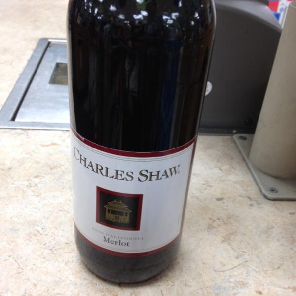 Photo taken at Trader Joe's by Angie G. on 5/26/2012-加尼福尼亚太平洋丛林森林大道1170(普雷斯科特巷) Photo taken at Trader Joe's by Angie G. on 5/26/2012