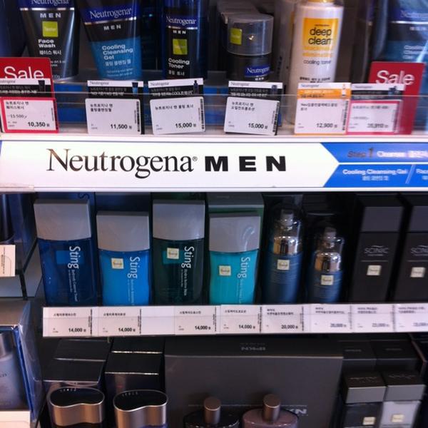 Photo taken at OLIVE YOUNG by Jeremius I on 4/13/2012-首尔特别市容洞忠武路222号 OliveYoung美妆店 Photo taken at OLIVE YOUNG by Jeremius I on 4/13/2012