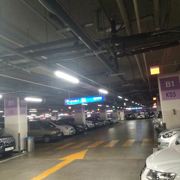 Photo taken at 홈플러스 (Home plus) by Tooms E. on 6/28/2014