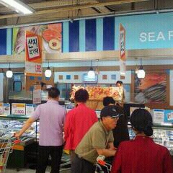 Photo taken at 이마트 (e-mart) by YoungHoon K. on 9/22/2012