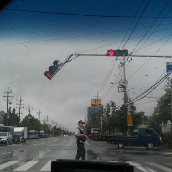 Photo taken at 이마트 (e-mart) by unneenebookcafe 언. on 7/15/2012