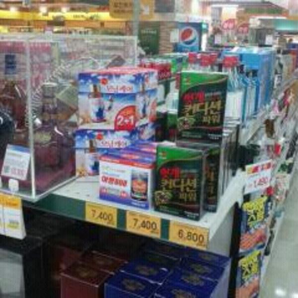 Photo taken at 이마트 (e-mart) by YoungHoon K. on 6/9/2012