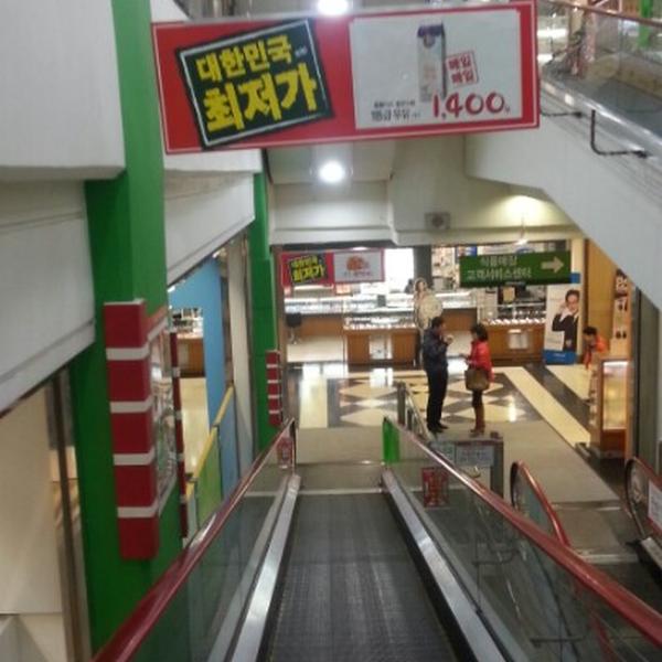 Photo taken at 홈플러스 (Home plus) by SungKyun A. on 12/16/2012