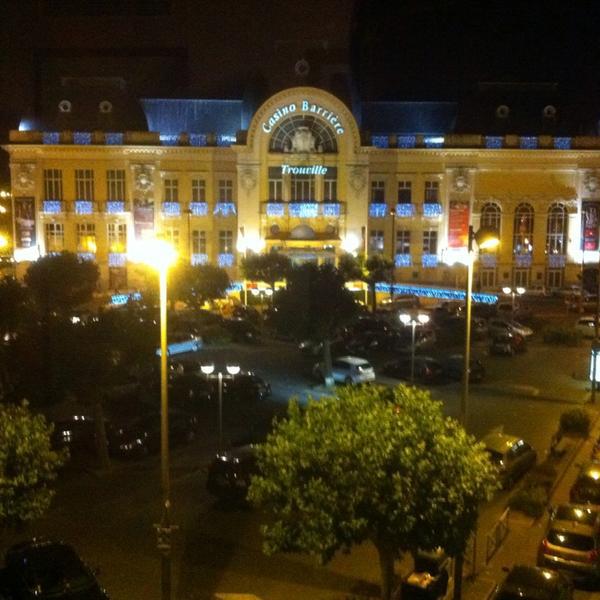 Photo taken at Casino Barrière de Trouville by Sophie N. on 7/22/2013-法国下诺曼底滨海特鲁维尔福煦元帅广场 Photo taken at Casino Barrière de Trouville by Sophie N. on 7/22/2013