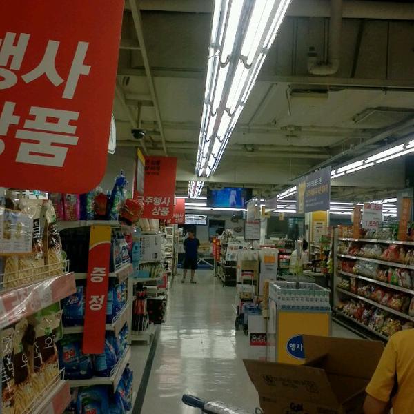 Photo taken at 이마트 (e-mart) by 종민 김. on 8/6/2012-京畿道高阳市义山区1124易买得超市 Photo taken at 이마트 (e-mart) by 종민 김. on 8/6/2012