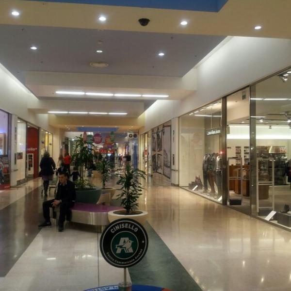 Photo taken at Centro Commerciale Auchan by Luigi F. on 10/12/2012-意大利伦巴第奇尼塞洛巴尔萨莫潘菲洛卡斯塔尔迪路5 Photo taken at Centro Commerciale Auchan by Luigi F. on 10/12/2012