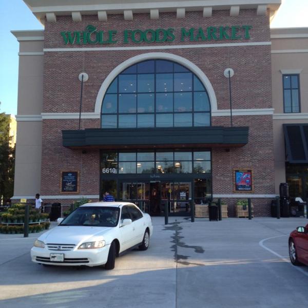 Photo taken at Whole Foods Market by Chuck R. on 8/31/2012-北卡罗来纳州夏洛特费尔维尤路(沙龙路)6610 Photo taken at Whole Foods Market by Chuck R. on 8/31/2012