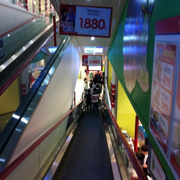 Photo taken at 홈플러스 / Home Plus by Jake M. on 4/17/2011