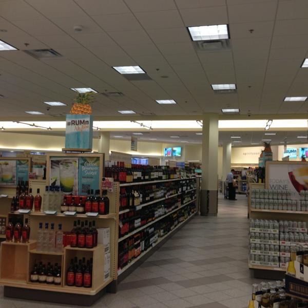 Photo taken at LCBO by Jovanna M. on 5/30/2013-加拿大多伦多国会街222 Photo taken at LCBO by Jovanna M. on 5/30/2013