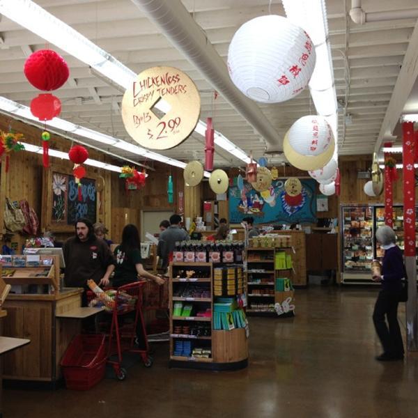 Photo taken at Trader Joe's by Paul M. on 4/7/2012-华盛顿 西雅图年安妮女王大道北1916(西浮雕街) Photo taken at Trader Joe's by Paul M. on 4/7/2012