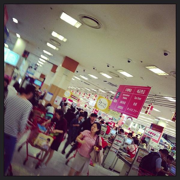 Photo taken at 롯데마트 (LOTTE Mart) by Mihko I. on 9/16/2013