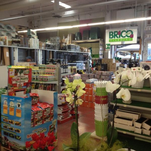 Photo taken at Auchan by Daniele P. on 10/21/2012-意大利威尼托布索伦戈费尔里那 Photo taken at Auchan by Daniele P. on 10/21/2012