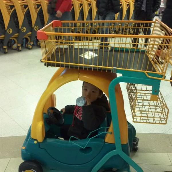 Photo taken at 이마트 (e-mart) by Dong-ho J. on 12/10/2011-釜山广域市海云台511易买得超市 Photo taken at 이마트 (e-mart) by Dong-ho J. on 12/10/2011